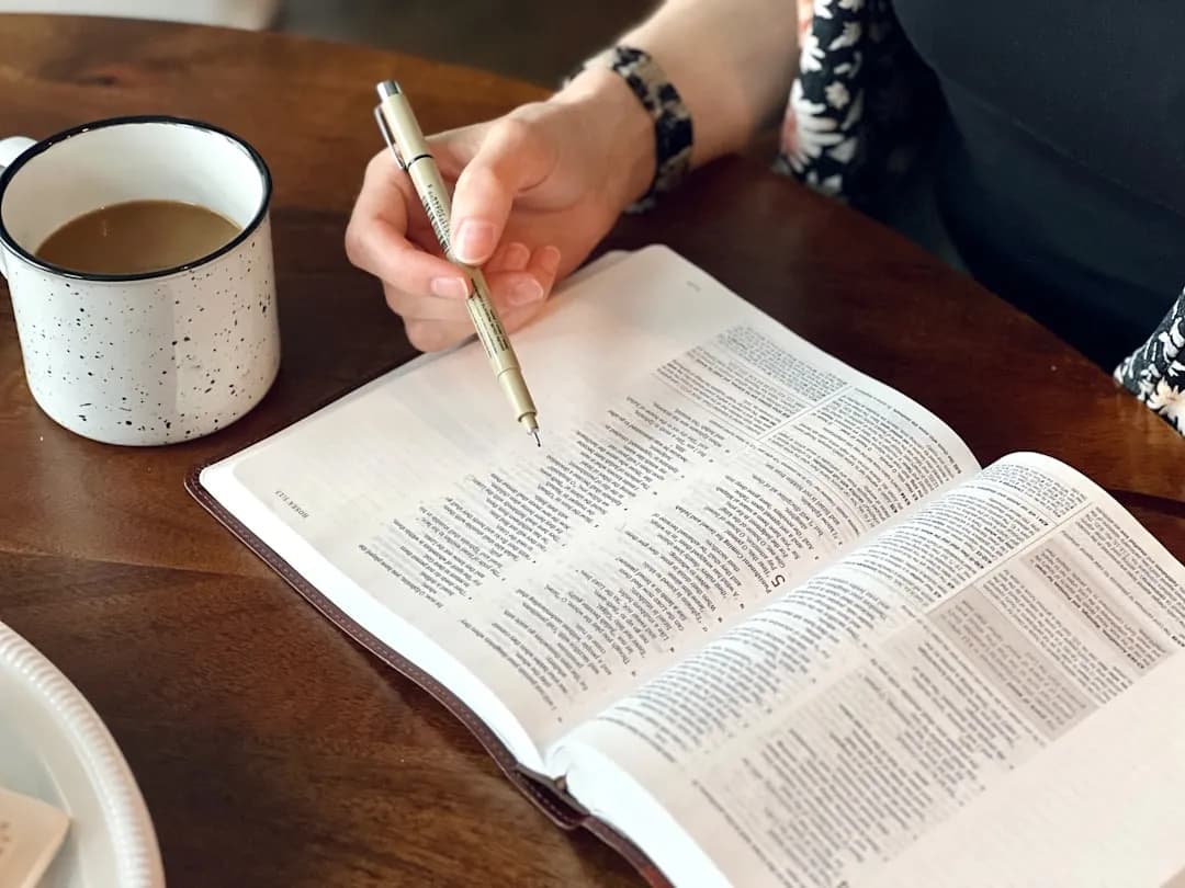 Bijbelstudie methoden: 7 bewezen manieren om de Bijbel te bestuderen (met voorbeelden)