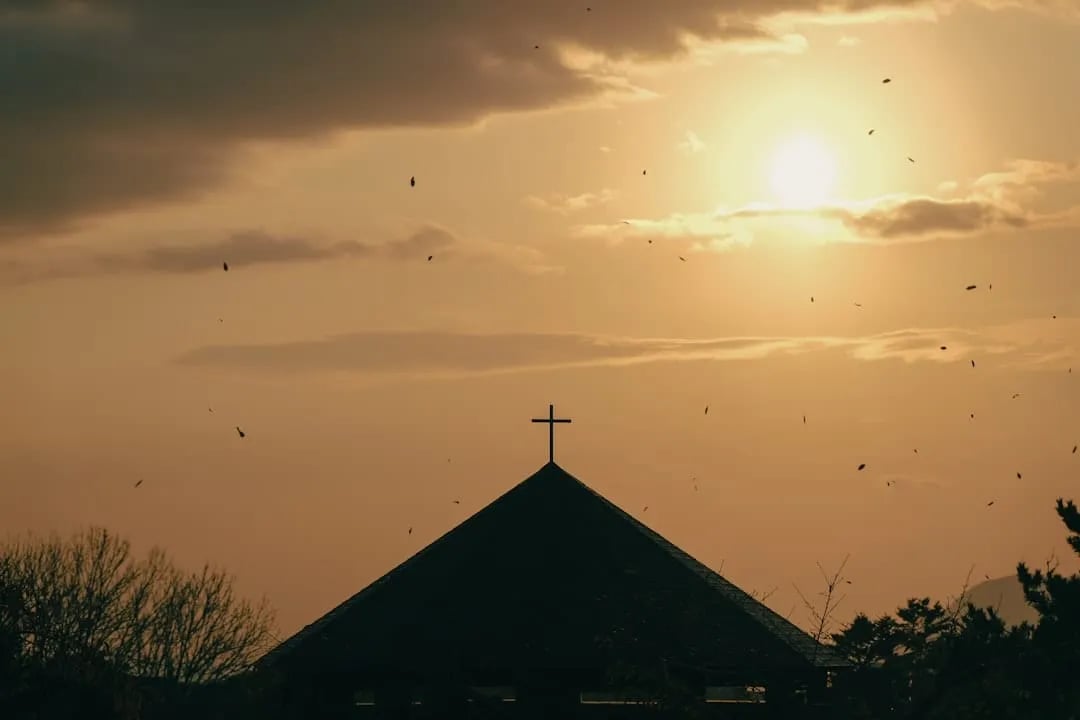 Kruis bij zonsondergang - BijbelAssistent christelijk bijbelstudie platform